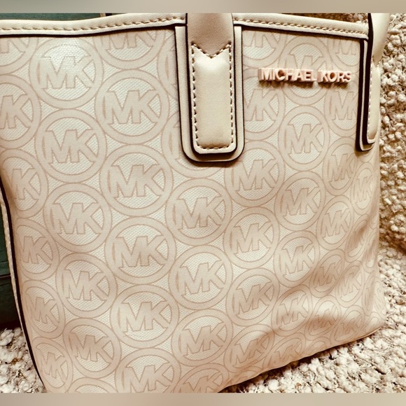 Michael Kors Baby Pink Handbag - Picture 13 of 14